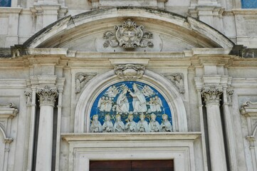 Obraz premium Decorazione scultorea sopra l porta di ingresso della chiesa di Borgoognissanti a Firenze . Sul lungo Arno .