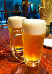 生ビールを飲む