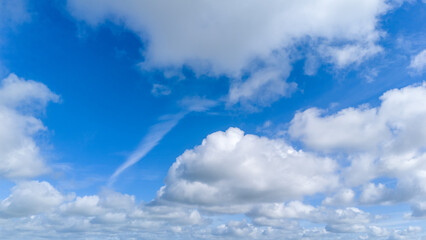 Beau ciel bleu chargé de gros nuages cumulus