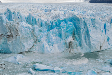 Geleira Perito Moreno derretendo sob impacto climático global.