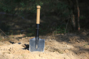 sapper shovel in sand - 785596449