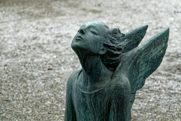 Ange en prière.  Angels at prayer. Cimetière monumental, Milan - Italie