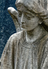 Ange en prière.  Angels at prayer. Cimetière monumental, Milan - Italie