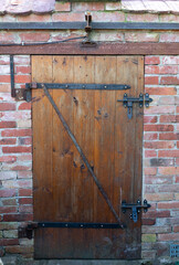 Drewniane drzwi do budynku z cegły