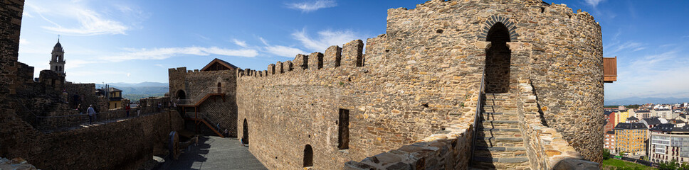 Vista panorámica lateral del Castillo de los templarios de Ponferrada, fortaleza medieval, y un...