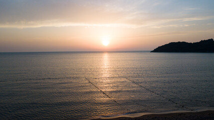 Naklejka premium aerial view of sea waves hitting the beach