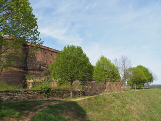 Zitadelle von Bitsch - Citadelle de Bitche – gelegen auf einem Hügel über der Stadt Bitsch - obrazy, fototapety, plakaty