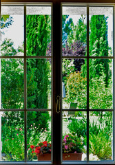 widok ogrodu i kącika wypoczynkowego za oknem domu, okno z widokiem na ogród, window overlooking the garden - obrazy, fototapety, plakaty