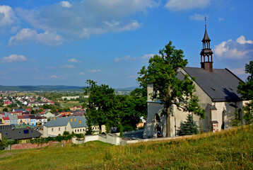 panorama miasteczka z widokiem na kościół, panorama miasteczka i kościół na pierwyszym...
