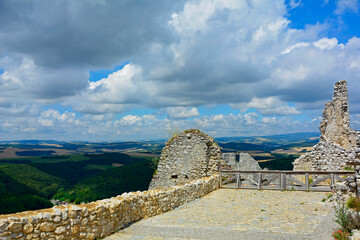 ruiny średniowiecznego zamku na górze, taras widokowy, ruins of a castle on a hill against the...