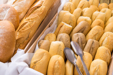 Cestas con pan de diferentes tipos en el comedor de un hotel - obrazy, fototapety, plakaty