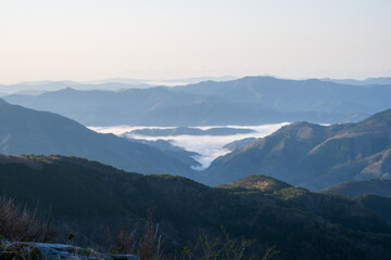 日本の高知県と愛媛県にまたがる四国カルストの美しい風景