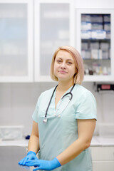 Vertical portrait of beautiful female doctor during appointment of patient in office a modern clinic. Skillful woman veterinarian is at the workplace in vet hospital. - 785738874