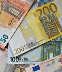 unos billetes de euro actuales - 785742632