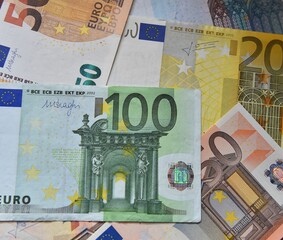 unos billetes de euro actuales - 785742638