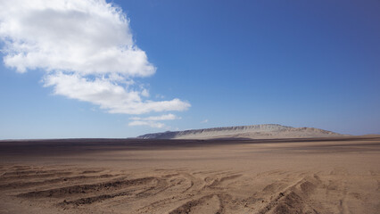 Fototapeta na wymiar Cerros en desierto
