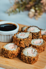 CHIKA HOT SUSHI TÁBOA MOLHO PLANTA AO FUNDO