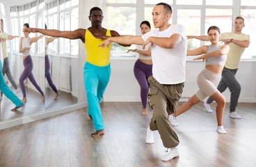 Crédence de cuisine en verre imprimé École de danse Slim young Asian man practicing active dance in training hall during dancing classes