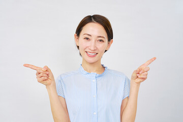左右を指差す女性　白背景