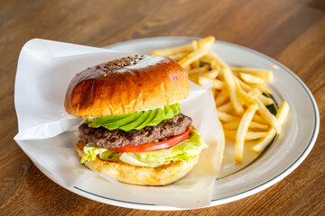 ハンバーガーとフライドポテト