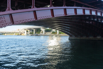 隅田川に架かる我妻橋の橋脚