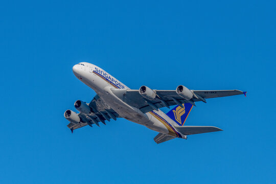 9V-SKZ - Airbus A380-841 - Singapore Airlines flying in the blue afternoon sky