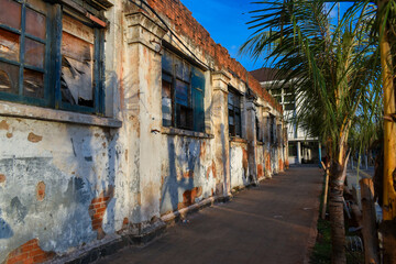 Fototapeta na wymiar old buildings that are relics of the colonial period
