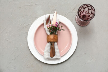 Obraz premium Table setting with beautiful flowers on grey background