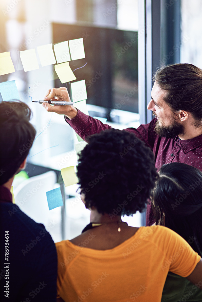 Aufkleber businessman, glass and write to coach in office, teamwork and idea for solution with sticky notes. h