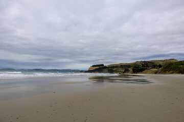Traumhafte Kulisse an der Küste Neuseelands Südinsel mit Blick auf die Berge direkt an der Küste