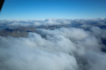 Berge im Süden von Neuseeland aus der Sicht des Flugzeuges