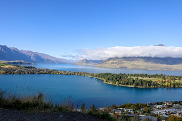 Ausblick auf Vorgelagerte Halbinseln n&auml;he Queenstown in Neuseeland mit Bergen im Hintergrund