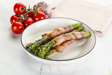 Grilled asparagus with bacon