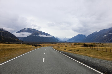 Wunderschöne Sicht auf den Mt. Cook in Neuseeland mit typischer Landschaft und Straße 
