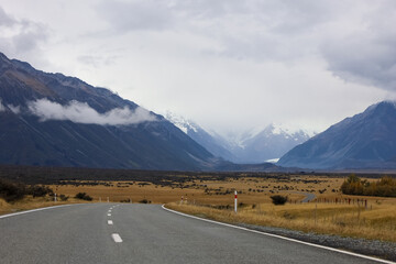 Wunderschöne Sicht auf den Mt. Cook in Neuseeland mit typischer Landschaft und Straße 
