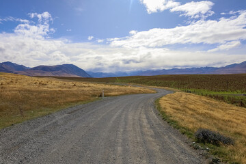 Wunderschöne Landschaft um eine Straße in Neuseeland