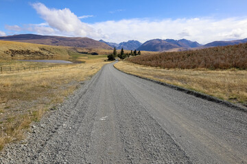 Wunderschöne Landschaft um eine Straße in Neuseeland