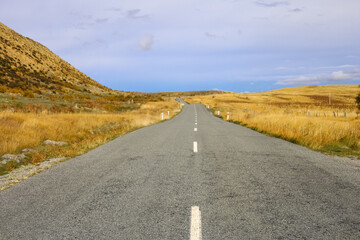 Wunderschöne Landschaft um eine Straße in Neuseeland