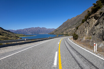 Typische Straße in Neuseeland mit wunderschönem Ausblick 