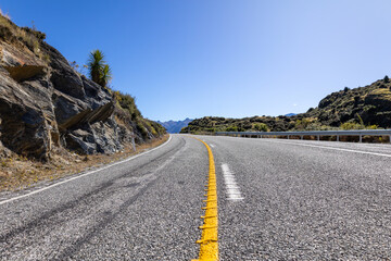 Typische Straße in Neuseeland mit wunderschönem Ausblick 