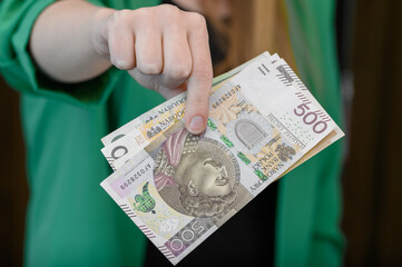 Polskie pieniądze, waluta pln w gotówce w dłoni  - obrazy, fototapety, plakaty