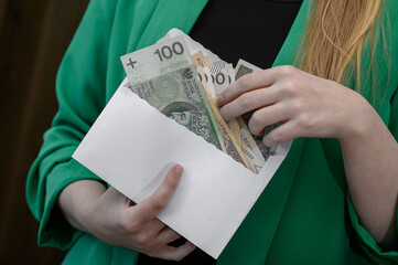 Pieniądze banknoty w kopercie, korupcja i łapówkarstwo 