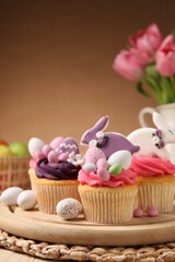 Obraz na płótnie Canvas Tasty cupcakes with Easter decor on table