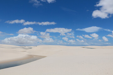 Fototapeta na wymiar sand dunes in the desert-lenóis maranhenses