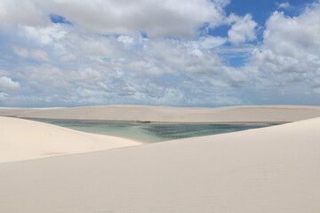 Fototapeta na wymiar white sand dunes -lenóis maranhenses