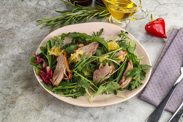 Salad with roasted duck and orange