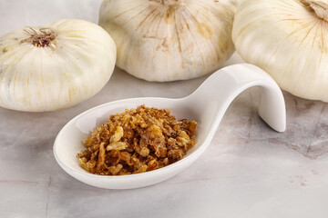 Dried roasted onion flakes for culinary
