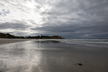 Traumhafter Strand in Neuseeland mit Ausblick auf Klippen 