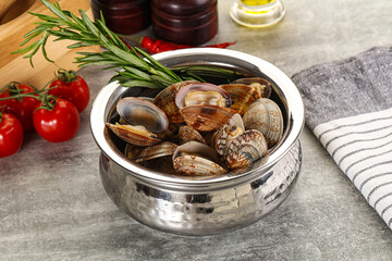 Raw vongole clams for cooking