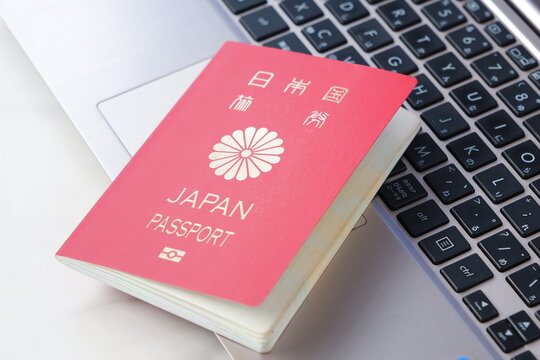日本のパスポート（一般旅券10年用赤色）を用意して海外旅行の計画を立てる
